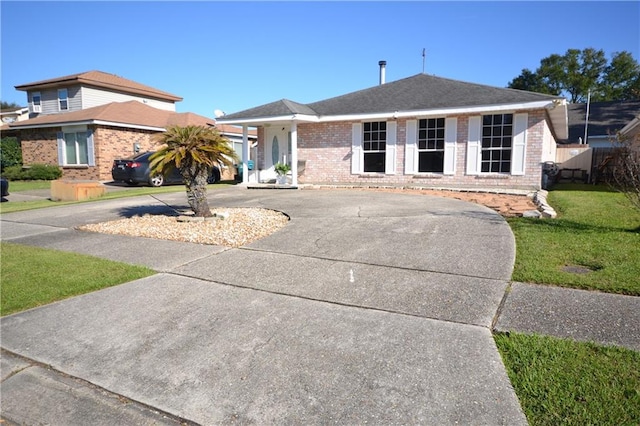 view of front of property featuring a front yard