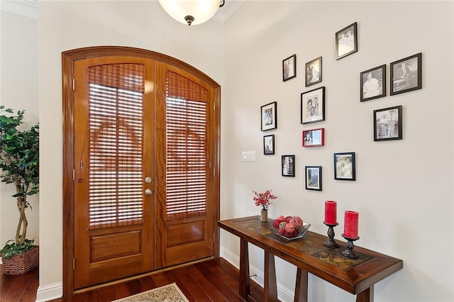 foyer entrance featuring crown molding and dark hardwood / wood-style floors