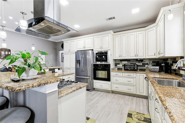 kitchen featuring visible vents, crown molding, appliances with stainless steel finishes, a sink, and white cabinets