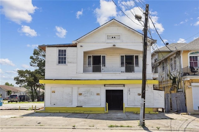 view of front of property featuring a balcony