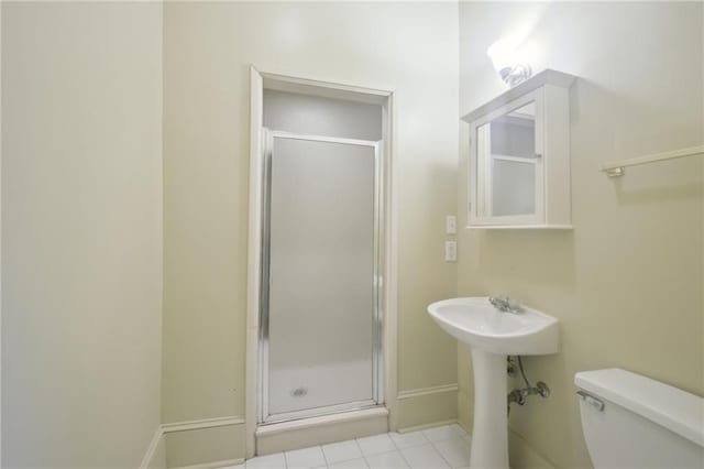 bathroom featuring sink, toilet, and walk in shower