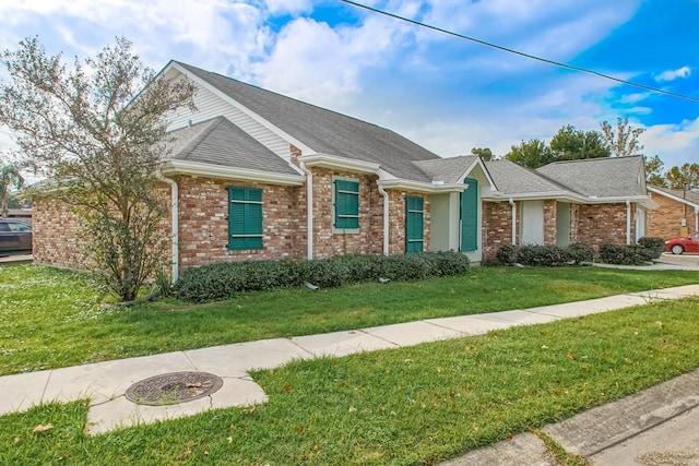 ranch-style house featuring a front lawn