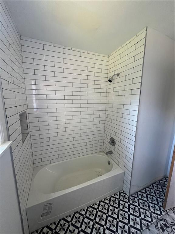 bathroom featuring tiled shower / bath combo