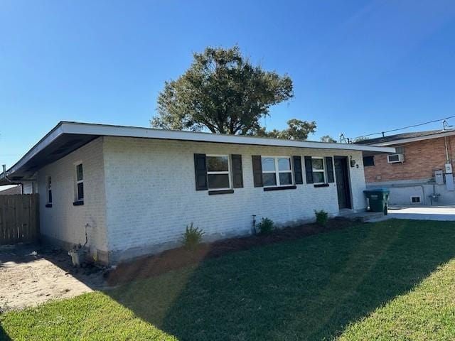 view of front of property featuring a front yard