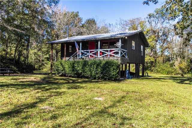 view of front facade with a front lawn