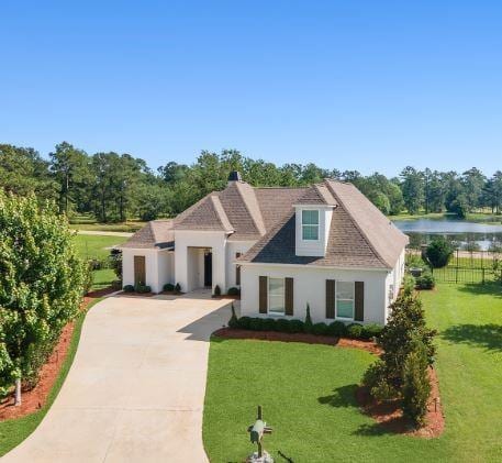 view of front of property featuring a water view and a front yard