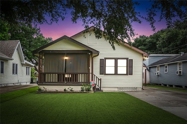 view of front of property featuring a lawn