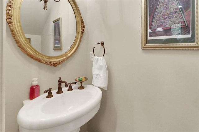 bathroom featuring sink