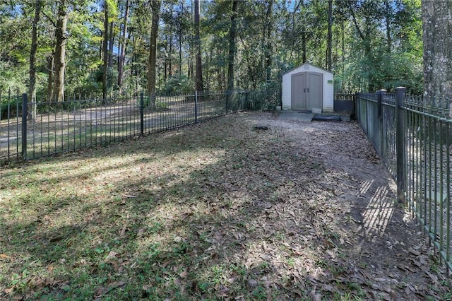 view of yard with a storage unit