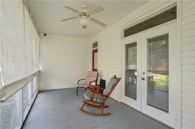 sunroom with ceiling fan