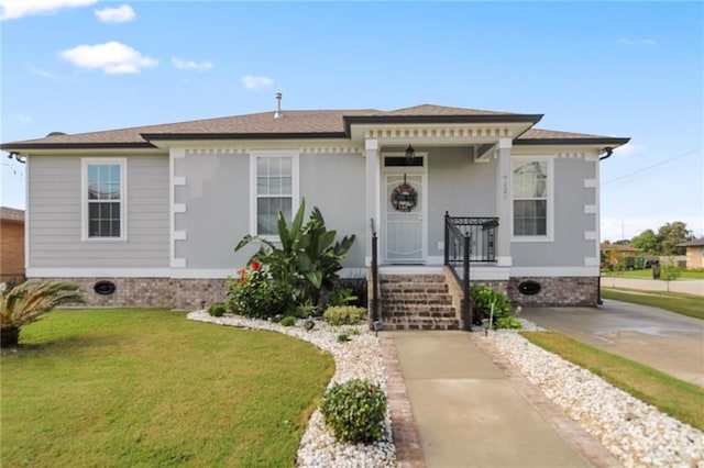 view of front of property featuring covered porch and a front lawn