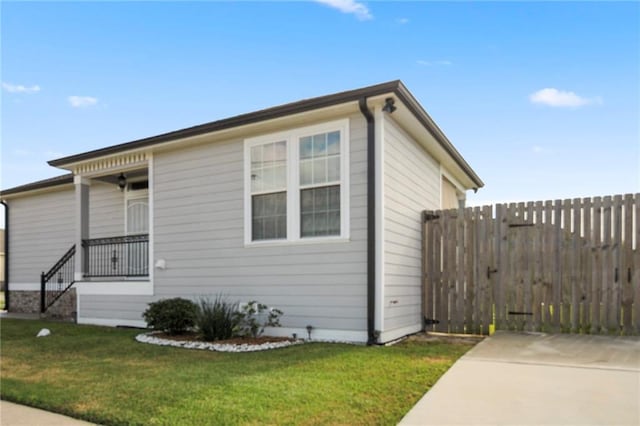 view of front of home with a front yard