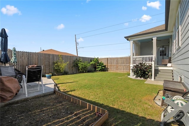 view of yard featuring ceiling fan