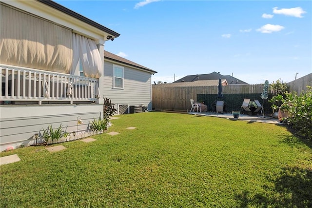 view of yard featuring a patio area