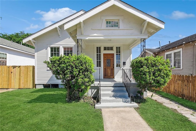 view of front of property featuring a front lawn