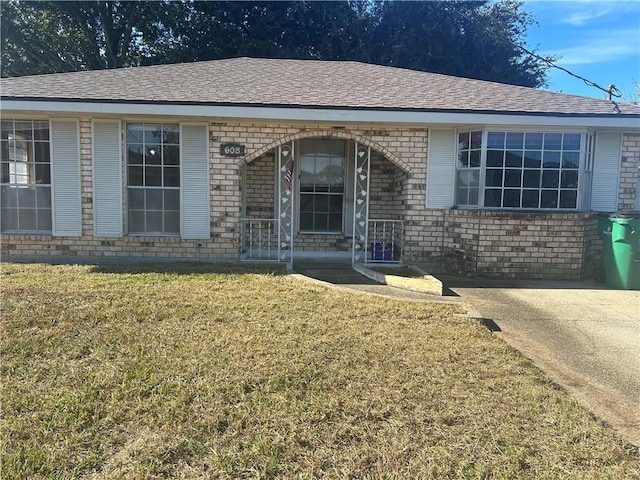 ranch-style home with a front lawn