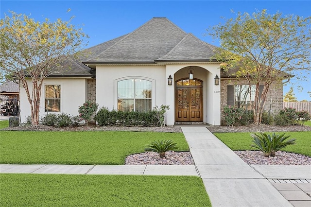 view of front facade featuring a front lawn