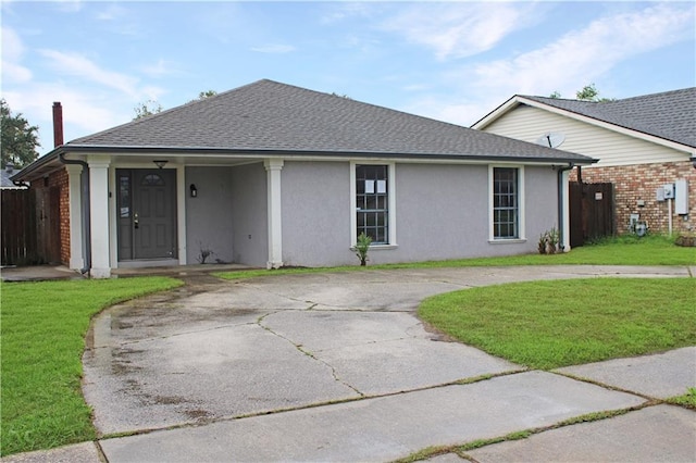 view of front of home with a front lawn