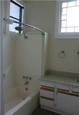 bathroom with tub / shower combination