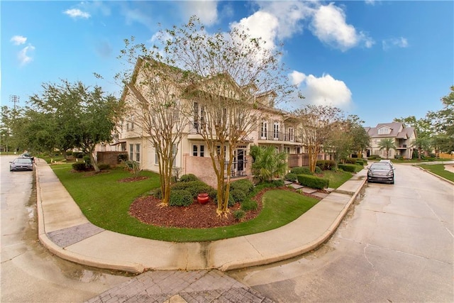 view of front of property featuring a front yard