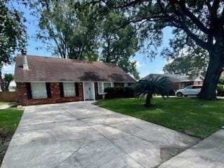 view of front of home featuring a front yard