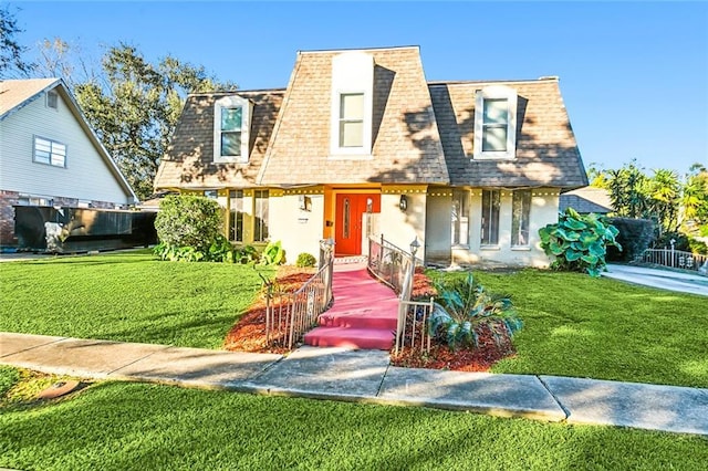 view of front of property featuring a front yard