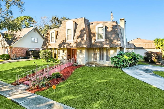 view of front facade featuring a front yard