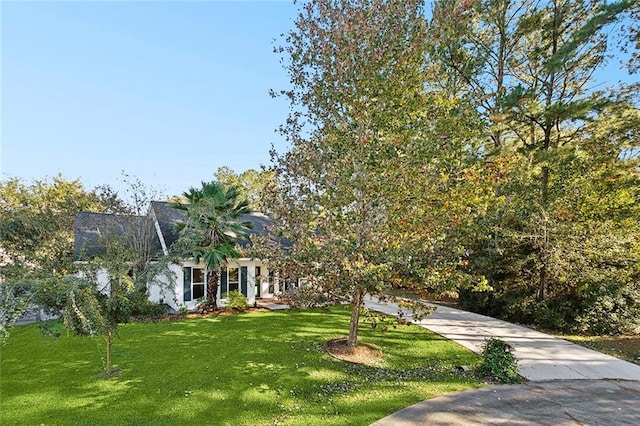 view of front of property featuring a front yard