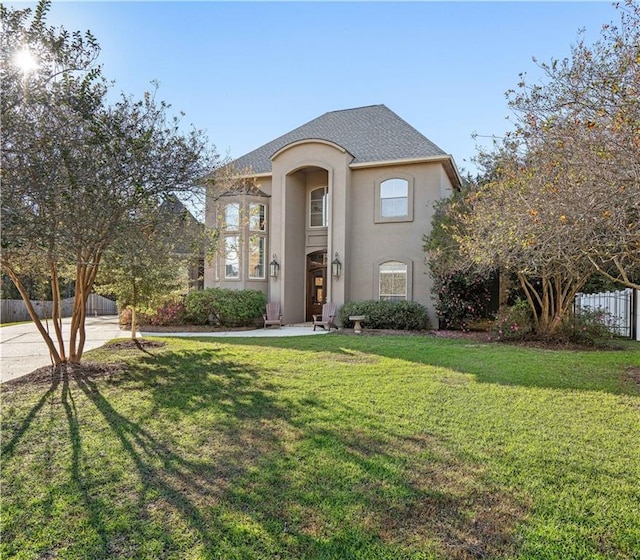 view of front facade featuring a front lawn