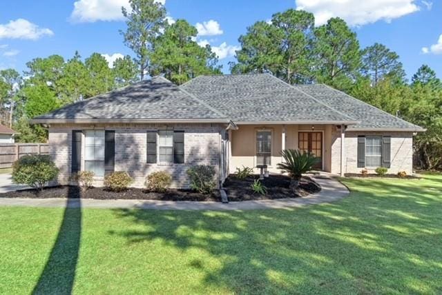 view of front of home featuring a front yard