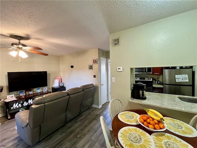 Listing photo 3 for 2330 Edenborn Ave Unit 224, Metairie LA 70001