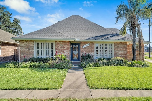 view of front of house featuring a front lawn