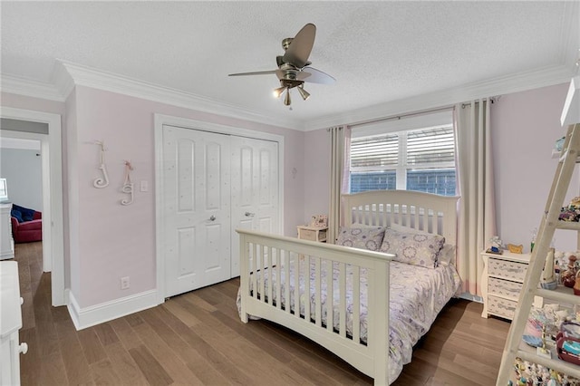 bedroom featuring ceiling fan, crown molding, a textured ceiling, a closet, and hardwood / wood-style flooring