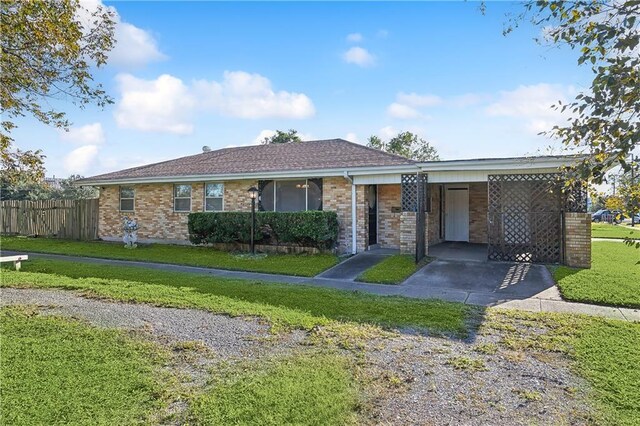 single story home featuring a front yard