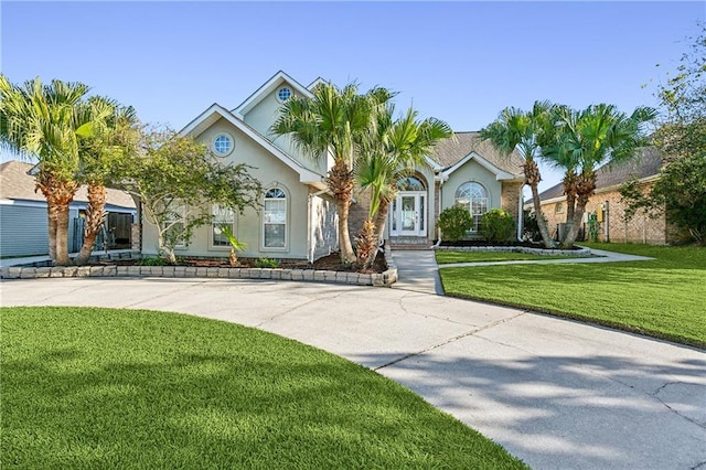 view of front of property featuring a front lawn