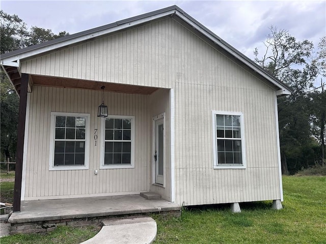 view of front of property with a front lawn