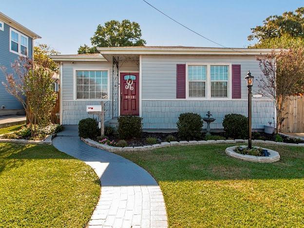 single story home with a front lawn