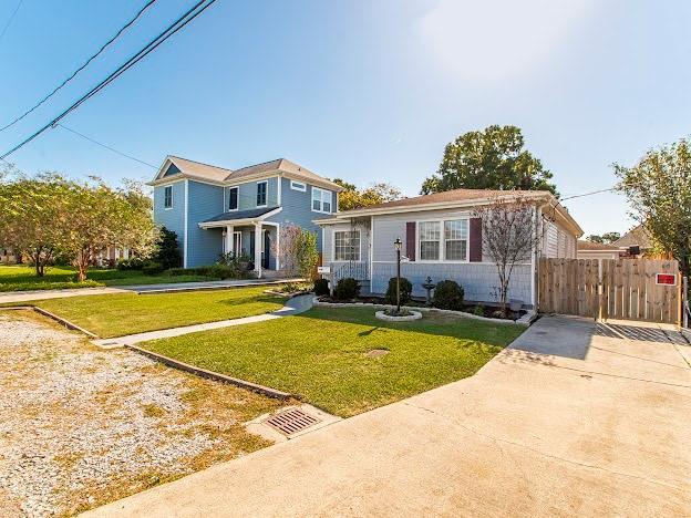 view of front property featuring a front lawn