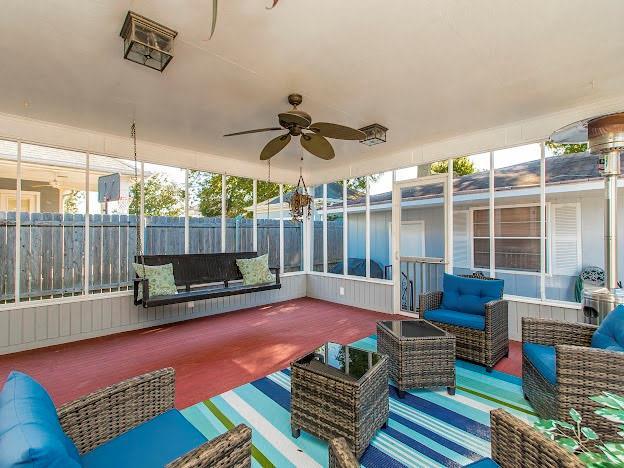 sunroom with ceiling fan