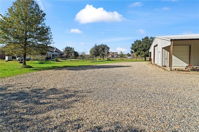 view of yard with an outbuilding