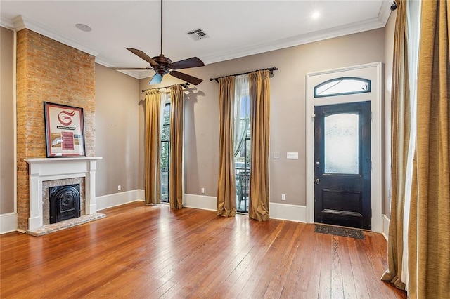 foyer featuring hardwood / wood-style flooring, ornamental molding, and ceiling fan