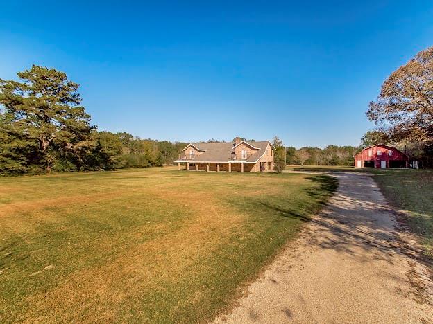 view of front of home featuring a front yard