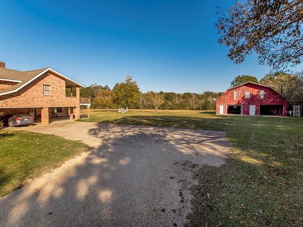 view of yard featuring an outbuilding