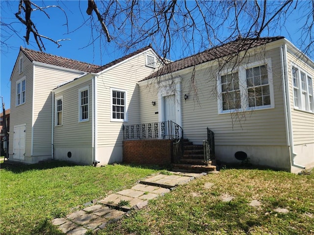 view of front of home with a front lawn