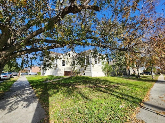 view of front facade featuring a front yard