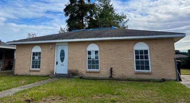 view of front facade with a front yard