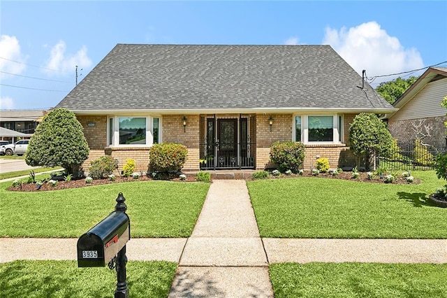 view of front facade featuring a front lawn