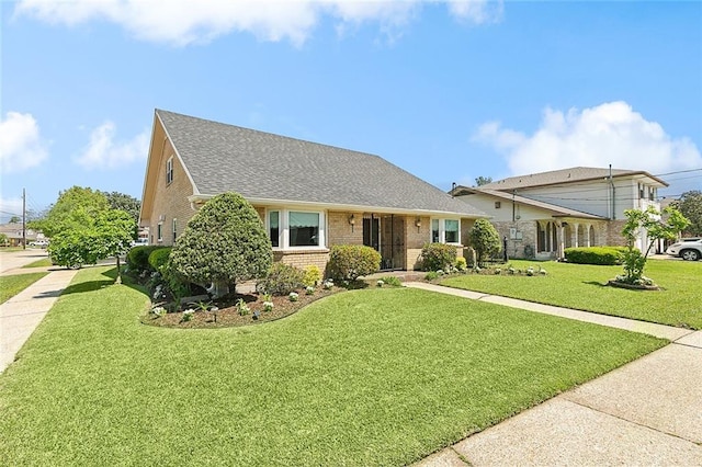 view of front of property featuring a front lawn