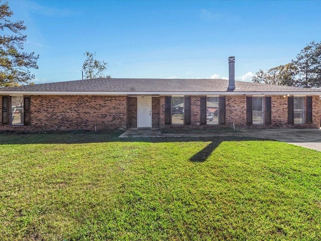 single story home with a front lawn