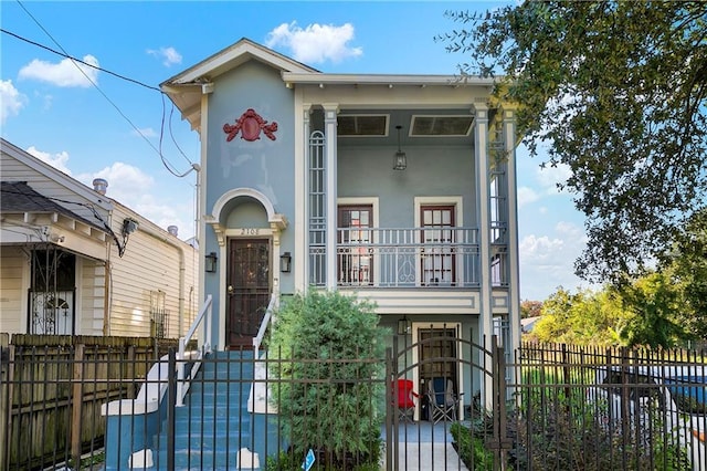 view of front of property featuring a balcony